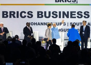 Indický premiér Naréndra Módí máva na začiatku trojdňového samitu skupiny rozvíjajúcich sa ekonomík BRICS v Johannesburgu v Juhoafrickej republike v utorok 22. augusta 2023. (Foto: SITA/AP Photo/Jerome Delay)