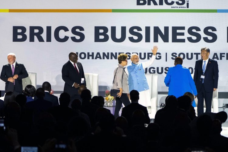 Indický premiér Naréndra Módí máva na začiatku trojdňového samitu skupiny rozvíjajúcich sa ekonomík BRICS v Johannesburgu v Juhoafrickej republike v utorok 22. augusta 2023. (Foto: SITA/AP Photo/Jerome Delay)