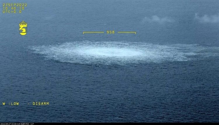 Na snímke poskytnutej švédskou pobrežnou strážou je únik plynu z plynovodu Nord Stream v Baltskom mori, ktorý bol odfotografovaný z lietadla pobrežnej stráže v stredu 27. septembra 2022. (Foto: SITA/AP/Švédska pobrežná stráž)