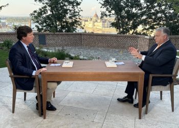 Tucker Carlson s Viktorom Orbánom (Foto: twitter.com/TuckerCarlson)