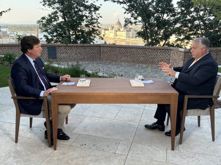 Tucker Carlson s Viktorom Orbánom (Foto: twitter.com/TuckerCarlson)