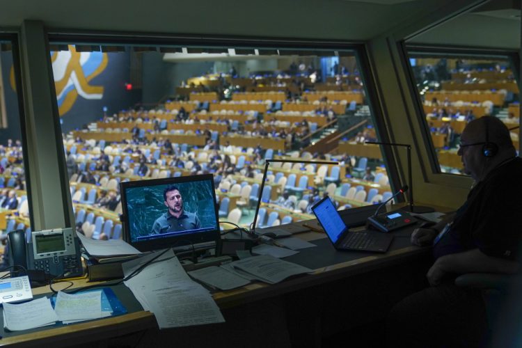 Ukrajinský prezident Volodymyr Zelenskyj na obrazovke prekladateľa počas prejavu na 78. zasadnutí Valného zhromaždenia OSN v utorok 19. septembra 2023 v sídle OSN (Foto: SITA/AP Photo/Mary Altaffer)