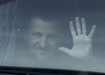 Ukrajinský prezident Volodymyr Zelenskyj máva zo svojho auta pri odchode zo samitu NATO v litovskom Vilniuse v stredu 12. júla 2023 (Foto: SITA/AP Photo/Pavel Golovkin)