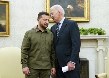 Americký prezident Joe Biden sa stretáva s ukrajinským prezidentom Volodymyrom Zelenským v Oválnej pracovni Bieleho domu vo štvrtok 21. septembra 2023 vo Washingtone (Foto: SITA/AP Photo/Evan Vucci)