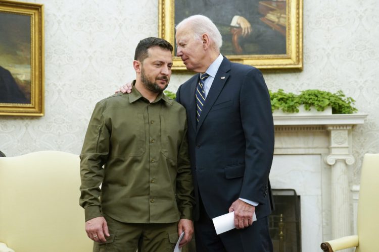 Americký prezident Joe Biden sa stretáva s ukrajinským prezidentom Volodymyrom Zelenským v Oválnej pracovni Bieleho domu vo štvrtok 21. septembra 2023 vo Washingtone (Foto: SITA/AP Photo/Evan Vucci)