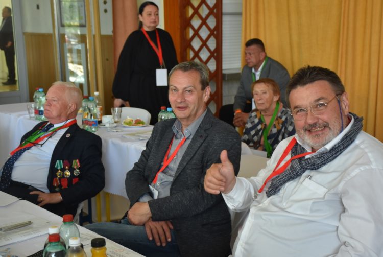 Tak, ako sa zvolenskí delegáti nedali opiť rožkom na XVIII. zjazde SZPB, tak sa čelom postavili aj voči organizácii ústredných osláv 79. výročia SZPB vo svojom meste. Sprava: oblastný predseda Miroslav Náhlik, oblastný tajomník Ján Kašica a kandidát na funkciu predsedu SZPB Jozef Migaš
