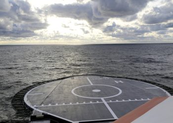 Loď fínskej pohraničnej stráže Turva hliadkuje na mori v utorok 10. októbra 2023 neďaleko miesta poškodeného plynovodu Balticconnector vo Fínskom zálive (Foto: SITA/AP/Fínska pohraničná stráž/Lehtikuva)
