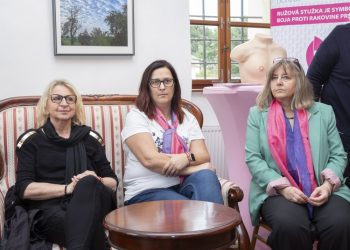 Vystavujúce autorky - zľava: Anna Držíková (fotografie), Erika Kramárová (kytice z mydla) a Mária Daňková (maľba). Kristína Petrejová (maľba) sa na vernisáži výstavy nemohla zúčastniť (Foto: Jana Frolová)