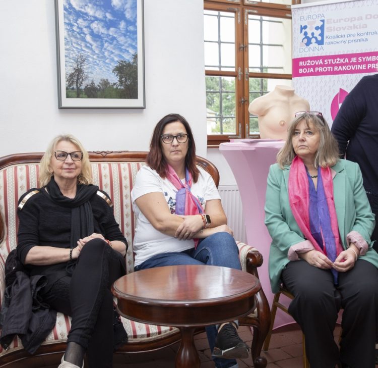 Vystavujúce autorky - zľava: Anna Držíková (fotografie), Erika Kramárová (kytice z mydla) a Mária Daňková (maľba). Kristína Petrejová (maľba) sa na vernisáži výstavy nemohla zúčastniť (Foto: Jana Frolová)