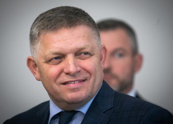 Sprava: Predseda strany HLAS-SD Peter Pellegrini, predseda strany SMER-SSD Robert Fico počas brífingu po slávnostnom akte podpísania Memoranda o porozumení za účasti predsedov strán SMER - slovenská sociálna demokracia (SMER-SSD), Hlas - sociálna demokracia (HLAS-SD) a Slovenská národná strana (SNS) v starej budove Národnej rady SR v Bratislave. Bratislava, 11. október 2023 (Foto: SITA/Diana Černak)