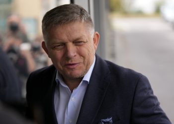 Predseda strany SMER-sociálna demokracia Robert Fico prichádza do centrály svojej strany deň po predčasných parlamentných voľbách v Bratislave v nedeľu 1. októbra 2023 (Foto: SITA/AP Photo/Darko Bandic)