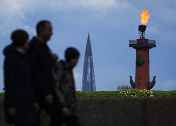 Ľudia kráčajú po nábreží rieky Nevy okolo mrakodrapu sídla ruského plynárenského monopolu Gazprom v sobotu 27. mája 2023 (Foto: SITA/AP Photo/Dmitri Lovetsky)