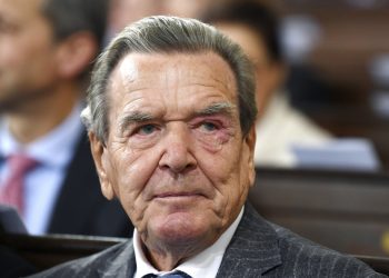 Gerhard Schröder v nemeckom Hamburgu v utorok 3. októbra 2023 (Foto: SITA/AP Photo/Gregor Fischer)