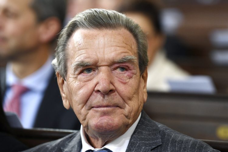 Gerhard Schröder v nemeckom Hamburgu v utorok 3. októbra 2023 (Foto: SITA/AP Photo/Gregor Fischer)