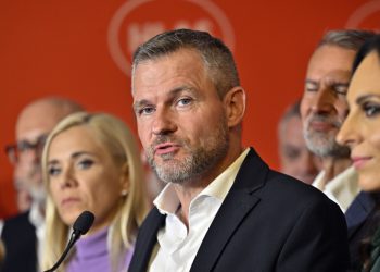 Predseda strany HLAS - sociálna demokracia Peter Pellegrini (v popredí) počas volebnej noci strany HLAS - sociálna demokracia (HLAS-SD) po ukončení predčasných volieb do Národnej rady SR 2023. Bratislava, 1. október 2023 (Foto: SITA/Milan Illík)