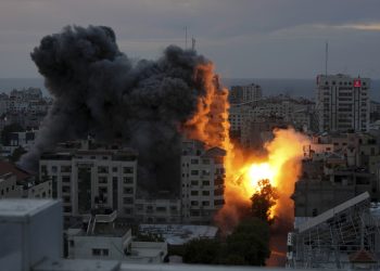 Ohnivá guľa a dym stúpajú z výbuchu na palestínskej obytnej veži po izraelskom leteckom útoku v meste Gaza v sobotu 7. októbra 2023. (Foto: SITA/AP Photo/Adel Hana)