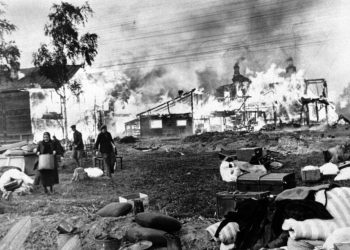 Obyvatelia leningradských predmestí zachraňujú majetok pred požiarmi. 21. októbra 1941 (Foto: Fotoarchív RKKA)