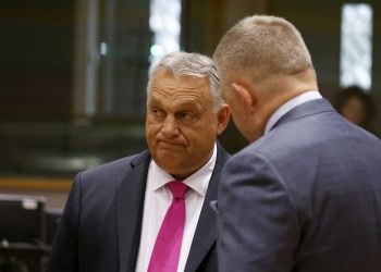 Maďarský premiér Viktor Orbán (vľavo) sa rozpráva so slovenským premiérom Robertom Ficom počas okrúhleho stola na summite EÚ v Bruseli vo štvrtok 26. októbra 2023 (Foto: SITA/AP Photo/Omar Havana)