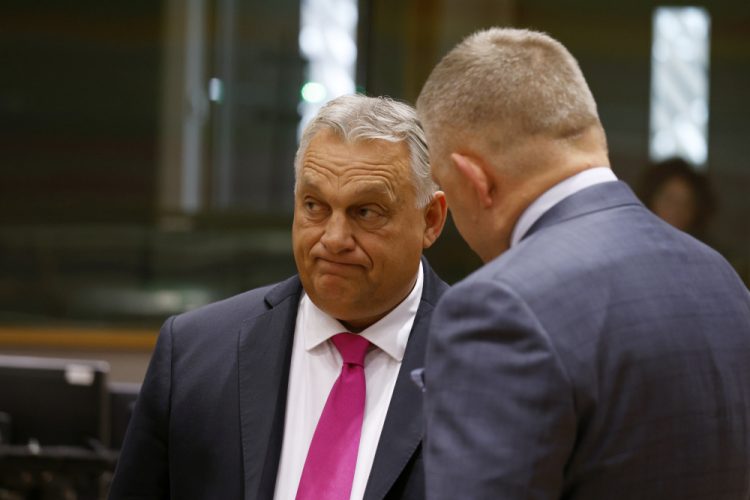 Maďarský premiér Viktor Orbán (vľavo) sa rozpráva so slovenským premiérom Robertom Ficom počas okrúhleho stola na summite EÚ v Bruseli vo štvrtok 26. októbra 2023 (Foto: SITA/AP Photo/Omar Havana)