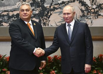 Ruský prezident Vladimir Putin (vpravo) a maďarský premiér Viktor Orbán pózujú na fotografii pred rozhovorom na okraj Fóra o páse a ceste v Pekingu v Číne v utorok 17. októbra 2023 (Foto: SITA/AP/Grigorij Sysojev, Sputnik, Kremlin)