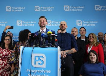Líder strany Progresívne Slovensko Michal Šimečka počas tlačovej konferencie v Bratislave v nedeľu 1. októbra 2023 (Foto: SITA/AP Photo/Petr David Josek)