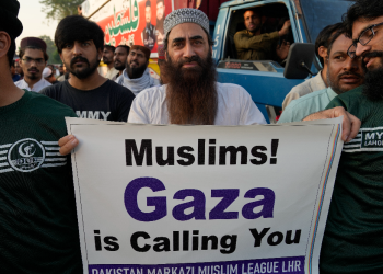Priaznivci strany Pakistanská moslimská liga sa zúčastňujú na zhromaždení proti izraelským leteckým útokom na Gazu a na znak solidarity s palestínskym ľudom v pakistanskom Láhaure v stredu 11. októbra 2023 (Foto: SITA/AP Photo/K.M. Chaudary)