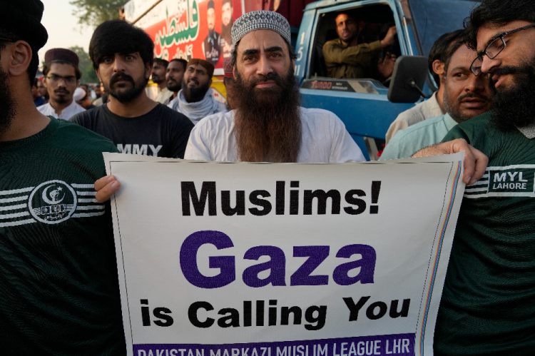 Priaznivci strany Pakistanská moslimská liga sa zúčastňujú na zhromaždení proti izraelským leteckým útokom na Gazu a na znak solidarity s palestínskym ľudom v pakistanskom Láhaure v stredu 11. októbra 2023 (Foto: SITA/AP Photo/K.M. Chaudary)