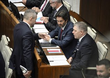 Zvolení poslanci NR SR za stranu Smer - slovenská sociálna demokracia (SMER-SSD), vpravo zdola: Robert Fico, Robert Kaliňák a Tibor Gašpar a zvolený poslanec za stranu Hlas - sociálna demokracia (HLAS-SD) Peter Pellegrini (vľavo) počas ustanovujúcej schôdze Národnej rady SR. Bratislava, 25. október 2023 (Foto: SITA/Milan Illík)