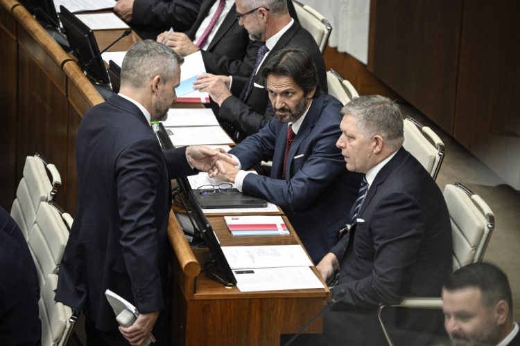 Zvolení poslanci NR SR za stranu Smer - slovenská sociálna demokracia (SMER-SSD), vpravo zdola: Robert Fico, Robert Kaliňák a Tibor Gašpar a zvolený poslanec za stranu Hlas - sociálna demokracia (HLAS-SD) Peter Pellegrini (vľavo) počas ustanovujúcej schôdze Národnej rady SR. Bratislava, 25. október 2023 (Foto: SITA/Milan Illík)