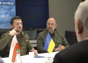 Ukrajinský prezident Volodymyr Zelenskyj hovorí počas stretnutia s  Mateuszom Morawieckým a v Kyjeve v utorok 15. marca 2022  (Foto: SITA/AP/Tlačová kancelária ukrajinského prezidenta)