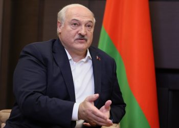 Bieloruský prezident Alexandr Lukašenko gestikuluje počas rozhovoru s ruským prezidentom Vladimirom Putinom počas ich stretnutia v ruskom Soči v piatok 15. septembra 2023 (Foto: SITA/AP/Michail Metzel, Sputnik, Kremlin)