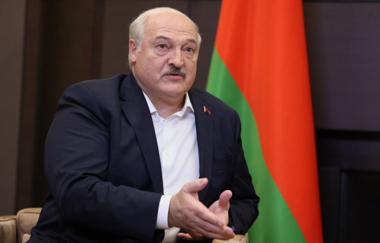 Bieloruský prezident Alexandr Lukašenko gestikuluje počas rozhovoru s ruským prezidentom Vladimirom Putinom počas ich stretnutia v ruskom Soči v piatok 15. septembra 2023 (Foto: SITA/AP/Michail Metzel, Sputnik, Kremlin)