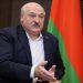 Bieloruský prezident Alexandr Lukašenko gestikuluje počas rozhovoru s ruským prezidentom Vladimirom Putinom počas ich stretnutia v ruskom Soči v piatok 15. septembra 2023 (Foto: SITA/AP/Michail Metzel, Sputnik, Kremlin)