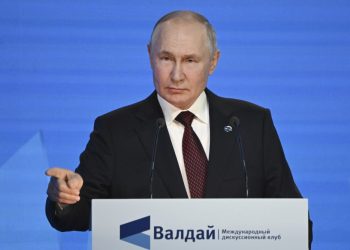 Ruský prezident Vladimir Putin gestikuluje počas prejavu na výročnom zasadnutí Valdajského diskusného klubu v ruskom čiernomorskom letovisku Soči vo štvrtok 5. októbra 2023 (Foto: SITA/AP/Sergej Gunejev, Sputnik, Kremlin)