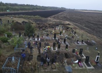 Nové hroby obetí raketového útoku na cintoríne v obci Hroza pri Charkove na Ukrajine v sobotu 7. októbra 2023. Ukrajinská dedina Hroza sa ponorila do smútku v dôsledku raketového útoku, pri ktorom zahynulo viac ako 50 ľudí (Foto: SITA/AP Photo/Alex Babenko)