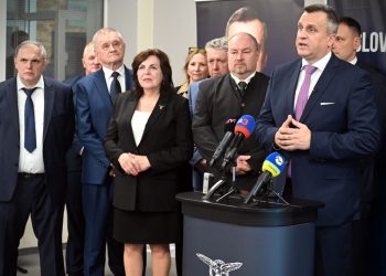 Sprava: Predseda SNS Andrej Danko, predseda Národnej koalície a kandidát na poslanca za SNS Rudolf Huliak, podpredsedníčka SNS Dagmar Kramplová, a kandidáti na poslancov za SNS Milan Belica a Roman Michelko počas tlačovej besedy predsedu SNS vo Zvolene, na ktorej predstavil kandidátnu listinu Slovenskej národnej strany (SNS) do predčasných volieb do Národnej rady SR. Zvolen, 10. jún 2023 (Foto: SITA/Jakub Julény)