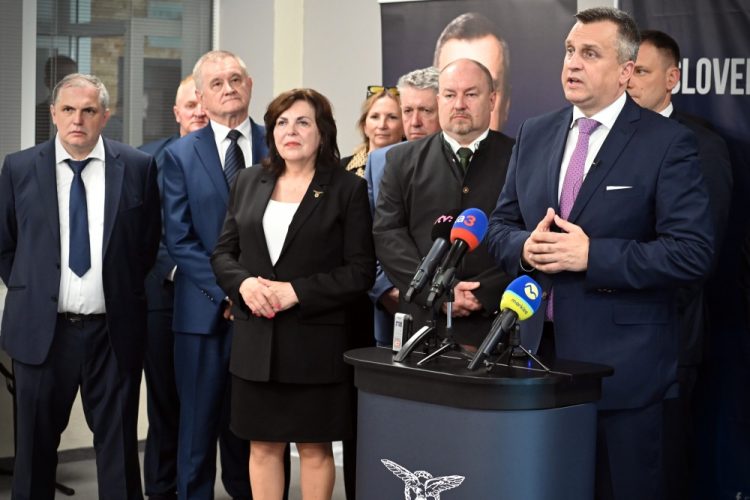 Sprava: Predseda SNS Andrej Danko, predseda Národnej koalície a kandidát na poslanca za SNS Rudolf Huliak, podpredsedníčka SNS Dagmar Kramplová, a kandidáti na poslancov za SNS Milan Belica a Roman Michelko počas tlačovej besedy predsedu SNS vo Zvolene, na ktorej predstavil kandidátnu listinu Slovenskej národnej strany (SNS) do predčasných volieb do Národnej rady SR. Zvolen, 10. jún 2023 (Foto: SITA/Jakub Julény)