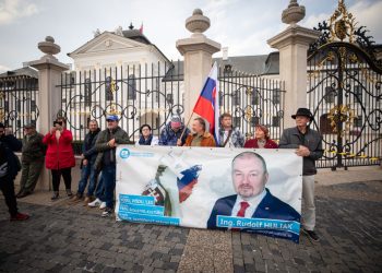 Účastníci pred Prezidentským palácom SR počas občianskeho protestu proti rozhodnutiu prezidentky SR nevymenovať nominovaného ministra životného prostredia SR. Bratislava, 23. október 2023 (Foto: SITA/Diana Černak)