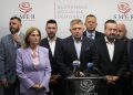Predseda strany Smer-sociálna demokracia Robert Fico (uprostred) hovorí o výsledkoch predčasných parlamentných volieb počas tlačovej konferencie v Bratislave v nedeľu 1. októbra 2023 (Foto: SITA/AP Photo/Darko Bandic)