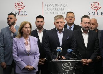 Predseda strany Smer-sociálna demokracia Robert Fico (uprostred) hovorí o výsledkoch predčasných parlamentných volieb počas tlačovej konferencie v Bratislave v nedeľu 1. októbra 2023 (Foto: SITA/AP Photo/Darko Bandic)