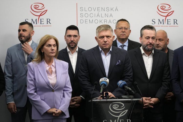 Predseda strany Smer-sociálna demokracia Robert Fico (uprostred) hovorí o výsledkoch predčasných parlamentných volieb počas tlačovej konferencie v Bratislave v nedeľu 1. októbra 2023 (Foto: SITA/AP Photo/Darko Bandic)