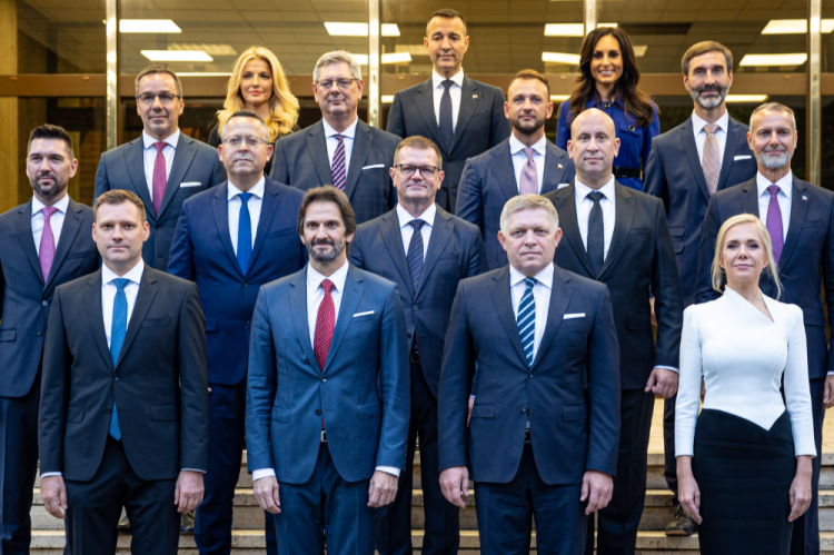 Novovymenovaná vláda SR, zľava v prvom rade: Podpredseda vlády SR a minister životného prostredia SR Tomáša Taraba, podpredseda vlády SR a minister obrany SR Robert Kaliňák, predseda vlády SR Robert Fico a podpredsedníčka vlády SR a ministerka hospodárstva SR Denisa Saková, zľava v druhom rade: minister pôdohospodárstva a rozvoja vidieka SR Richard Takáč, minister financií SR Ladislav Kamenický, podpredseda vlády SR pre Plán obnovy a odolnosti a využívanie eurofondov Peter Kmec, minister dopravy SR Jozef Ráž a minister investícií, regionálneho rozvoja a informatizácie SR Richard Raši, v treťom rade zľava: Minister práce, sociálnych vecí a rodiny SR Erik Tomáš, 
minister spravodlivosti SR Boris Susko, minister vnútra SR Matúš Šutaj Eštok, minister zahraničných vecí a európskych záležitostí SR Juraj Blanár a v štvrtom rade zľava: Ministerka kultúry SR Martina Šimkovičová, minister školstva, vedy, výskumu a športu SR Tomáš Drucker a ministerka zdravotníctva SR Zuzana Dolinková počas spoločného fotenia novovymenovanej vlády pred Úradom vlády SR v rámci rokovania 1. schôdze vlády SR. Bratislava, 25. október 2023 (Foto: SITA/Jana Birošová)