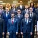 Novovymenovaná vláda SR, zľava v prvom rade: Podpredseda vlády SR a minister životného prostredia SR Tomáša Taraba, podpredseda vlády SR a minister obrany SR Robert Kaliňák, predseda vlády SR Robert Fico a podpredsedníčka vlády SR a ministerka hospodárstva SR Denisa Saková, zľava v druhom rade: minister pôdohospodárstva a rozvoja vidieka SR Richard Takáč, minister financií SR Ladislav Kamenický, podpredseda vlády SR pre Plán obnovy a odolnosti a využívanie eurofondov Peter Kmec, minister dopravy SR Jozef Ráž a minister investícií, regionálneho rozvoja a informatizácie SR Richard Raši, v treťom rade zľava: Minister práce, sociálnych vecí a rodiny SR Erik Tomáš, 
minister spravodlivosti SR Boris Susko, minister vnútra SR Matúš Šutaj Eštok, minister zahraničných vecí a európskych záležitostí SR Juraj Blanár a v štvrtom rade zľava: Ministerka kultúry SR Martina Šimkovičová, minister školstva, vedy, výskumu a športu SR Tomáš Drucker a ministerka zdravotníctva SR Zuzana Dolinková počas spoločného fotenia novovymenovanej vlády pred Úradom vlády SR v rámci rokovania 1. schôdze vlády SR. Bratislava, 25. október 2023 (Foto: SITA/Jana Birošová)