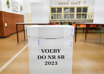 Otvorenie volebnej miestnosti počas predčasných volieb do Národnej rady SR 2023. Stará Turá, 30. september 2023 (Foto: SITA/Martin Medňanský)