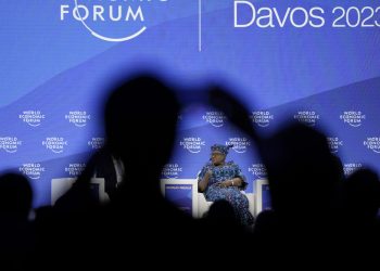 Generálna riaditeľka Svetovej obchodnej organizácie (WTO) Ngozi Okonjo-Iweala sa zúčastňuje na diskusii na Svetovom ekonomickom fóre vo švajčiarskom Davose v utorok 17. januára 2023. Výročné zasadnutie Svetového ekonomického fóra sa koná v Davose od 16. januára do 20. januára 2023 (Foto: SITA/AP Photo/Markus Schreiber)