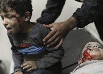 Zranené palestínske deti sú ošetrené v nemocnici Násira po izraelskom bombardovaní utečeneckého tábora Chán Júnis na juhu pásma Gazy v pondelok 20. novembra 2023 (Foto: SITA/AP Photo/Mohammed Dahman)