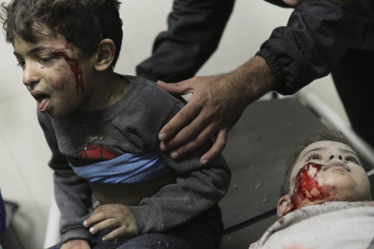 Zranené palestínske deti sú ošetrené v nemocnici Násira po izraelskom bombardovaní utečeneckého tábora Chán Júnis na juhu pásma Gazy v pondelok 20. novembra 2023 (Foto: SITA/AP Photo/Mohammed Dahman)