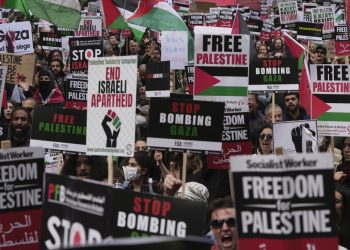 Ilustračný obrázok: Protestujúci sa zúčastňujú na demonštrácii za Palestínu v Londýne v sobotu 14. októbra 2023. Kampaň palestínskej solidarity organizuje pochod na podporu Palestínčanov, ktorí sa ocitli vo vojne medzi Izraelom a Hamasom (Foto: SITA/AP Photo/Kin Cheung)