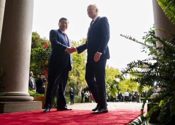 Americký prezident Joe Biden víta čínskeho prezidenta Si Ťin-pchinga v sídle Filoli vo Woodside v Kalifornii 15. novembra 2023 na okraj konferencie o ázijsko-tichomorskej hospodárskej spolupráci (Foto: SITA/AP/Doug Mills/The New York Times)