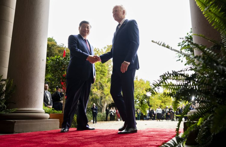 Americký prezident Joe Biden víta čínskeho prezidenta Si Ťin-pchinga v sídle Filoli vo Woodside v Kalifornii 15. novembra 2023 na okraj konferencie o ázijsko-tichomorskej hospodárskej spolupráci (Foto: SITA/AP/Doug Mills/The New York Times)
